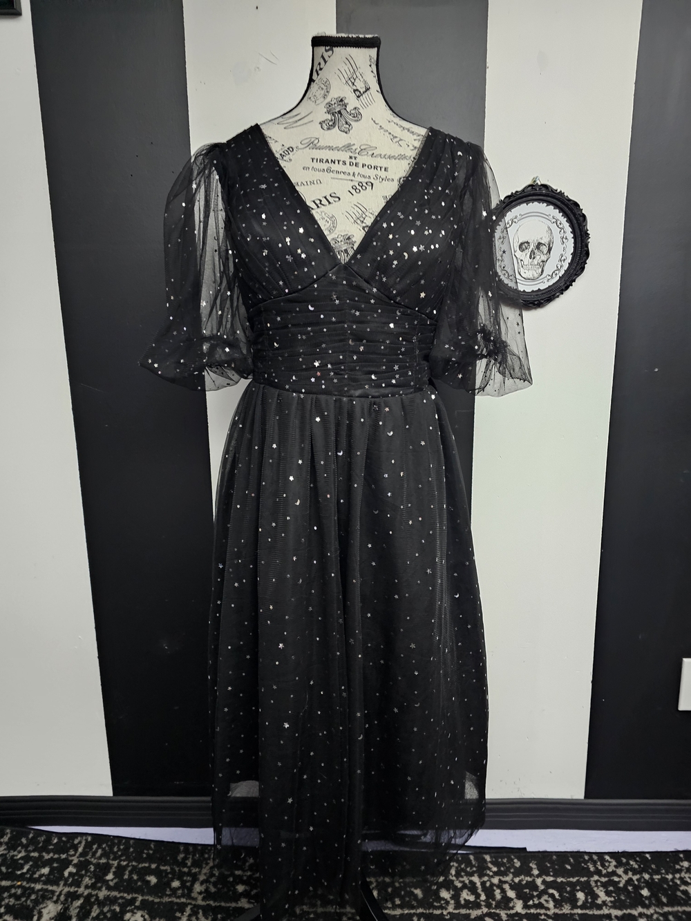 Star-Studded Black Midi Dress with Puff Sleeves